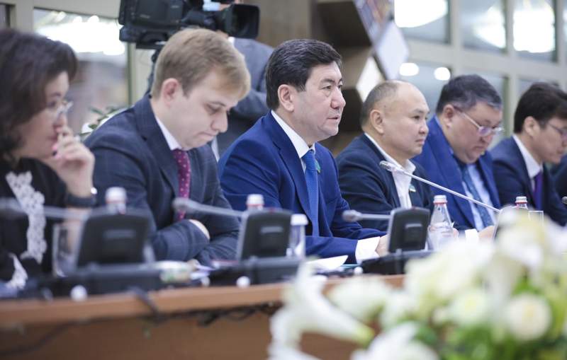 Ерлан Қошанов Мәжіліс жанынан құрылған Қоғамдық палатаның алғашқы отырысына қатысты
