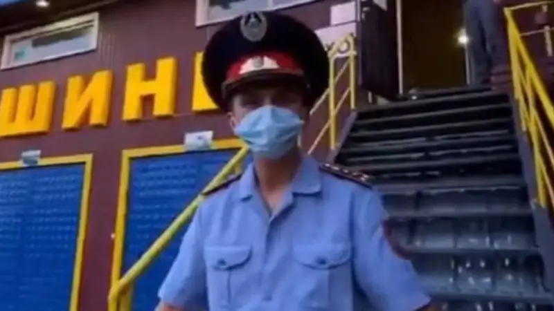 Полиция формасын киген әртіс айыппұлдан аман қалды