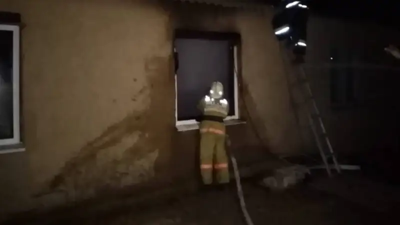 16 жастағы қыз өртеніп жатқан үйден үш баланы құтқарып алып шықты