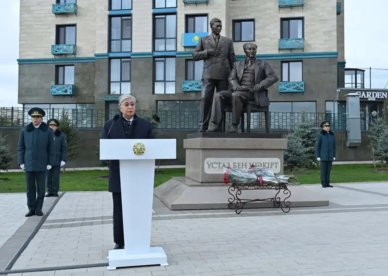 Семейде Мұхтар Әуезов пен Қайым Мұхамедхановқа арналған ескерткішті ашылды
