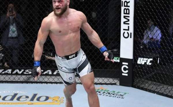 UFC Vegas 58: Рафаэль Физиев басты жекпе-жекте жеңіске жетті