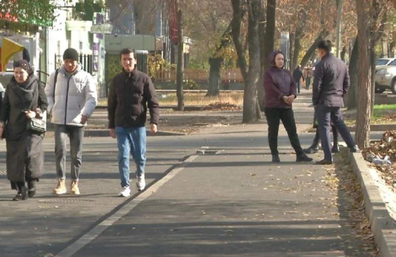 Алматының Алмалы ауданында көлік тұрағына айналған аумақ жаяу жүргіншілерге берілді
