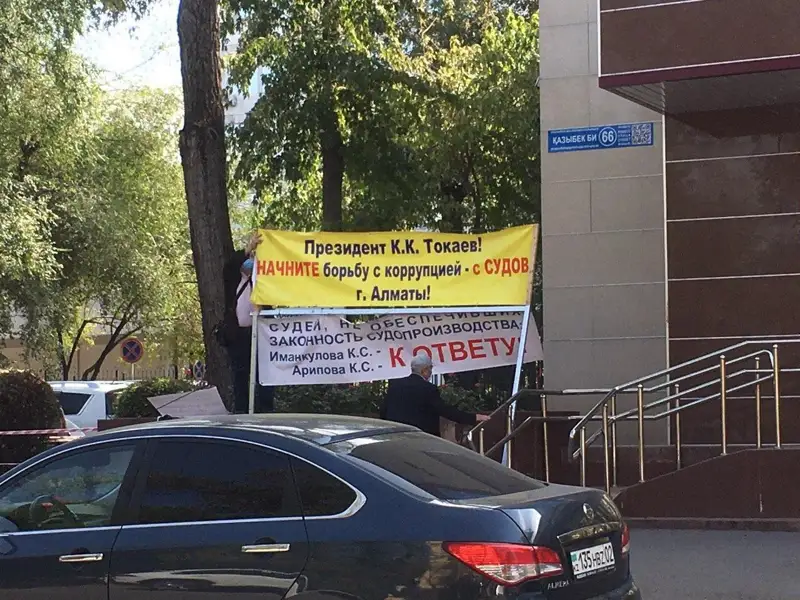 Сот үкіміне келіспеген жәбірленуші пикетке шықты