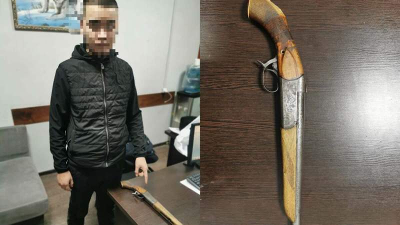 Атырауда 20 жастағы жігіт заңсыз қару алып жүрген 