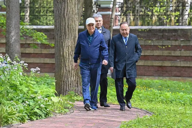 Тоқаевтың серуендеп жүрген суреті жарияланды