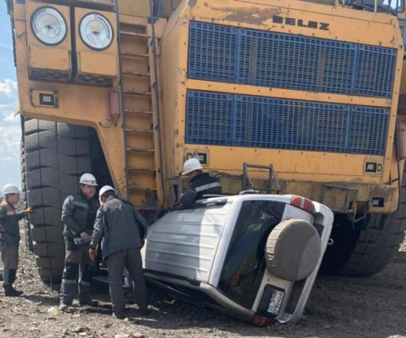 "Молодёжный" кенішінде БелАЗ "УАЗ" автокөлігін жаншып өткен
