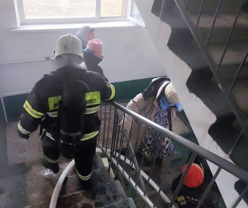 Павлодардың өрт сөндірушілері бес қабатты үйдегі өрттен 6 адамды эвакуациялады