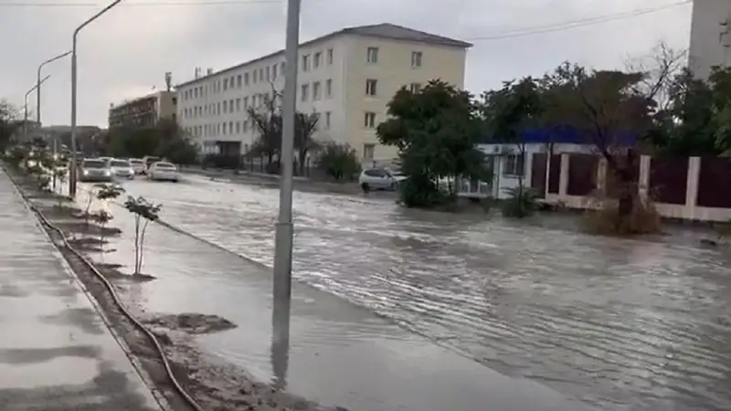 Ақтауда толассыз жауған жаңбырдан көшелерді су басты