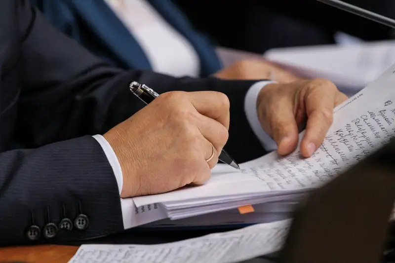 СҚО әкімінің орынбасары қоластындағы жемқор қызметкерлері үшін отставкаға кетпек