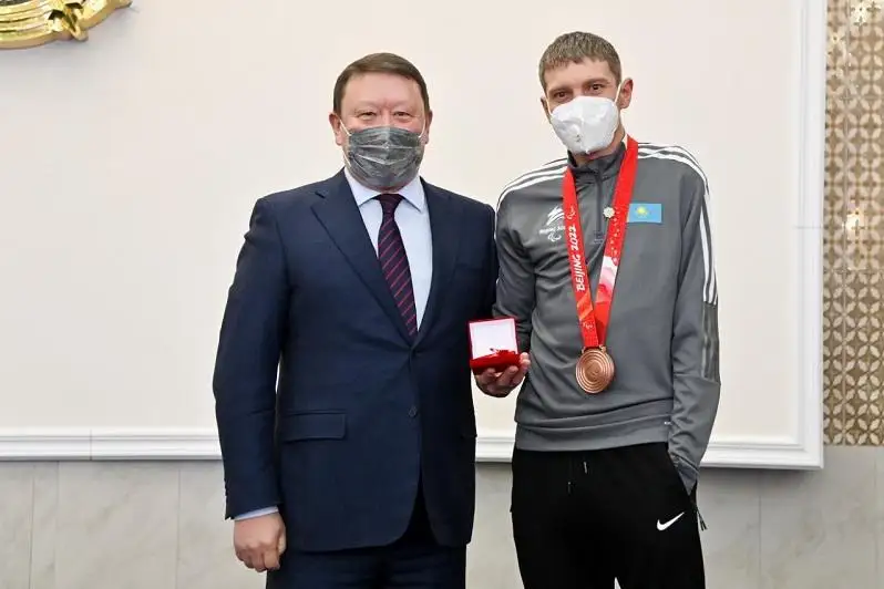 Александр Герлицке пәтер мен ақшалай сертификат табысталды