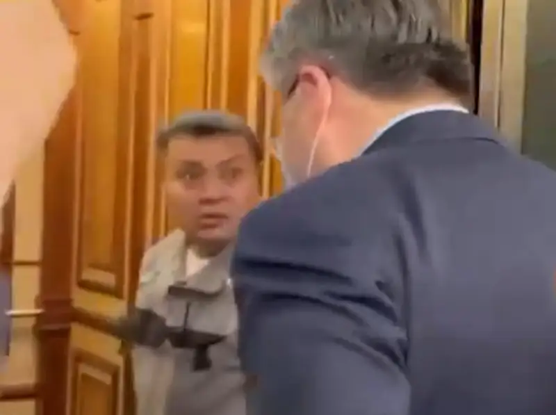 Министрмен бір лифтіде тұрып қалған ер адамның әрекеті желі қолданушыларын күлдірді (видео)