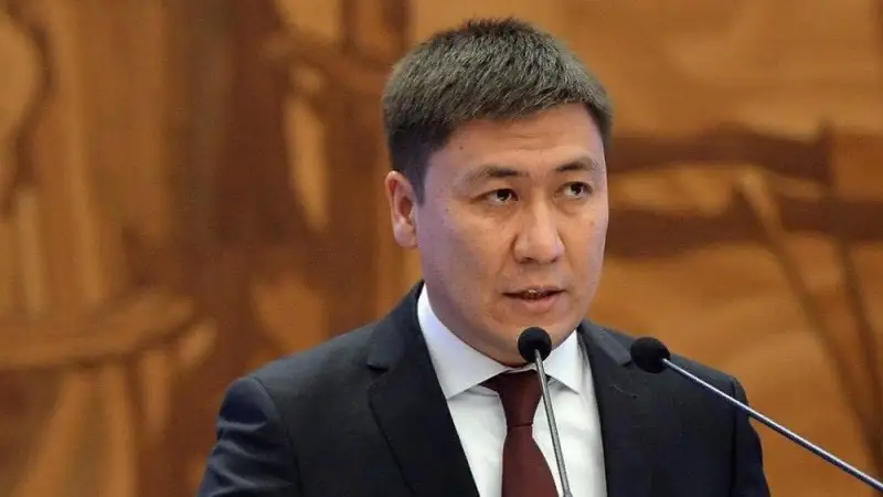 Білім министрі ақша алып бара жатқан жерінен ұсталды