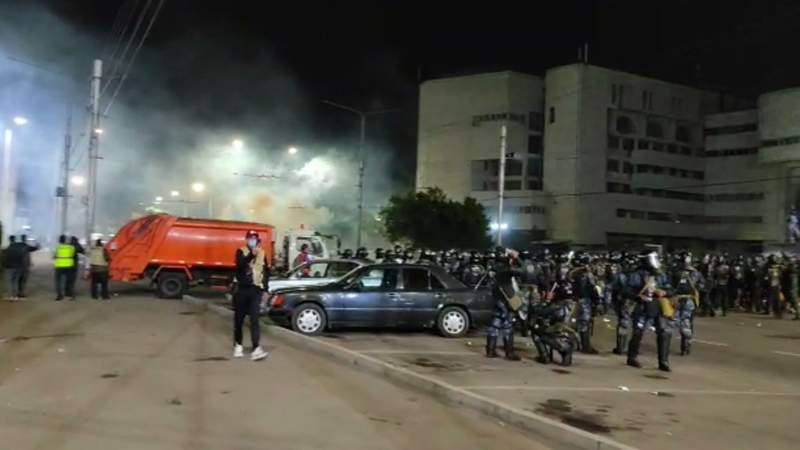 Бішкекте наразылар Ақ үйдің аумағына басып кірді