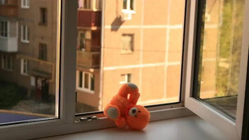 Қарағандыда үш жасар бала терезеден құлап кетті