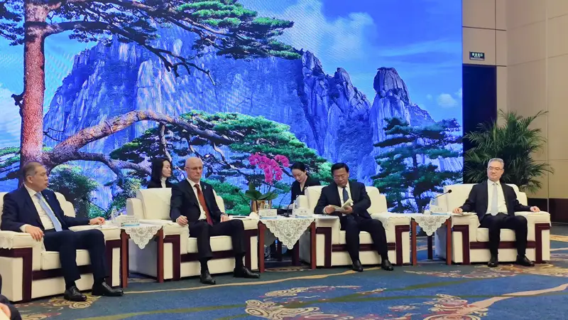 Роман Скляр Қытайға барды