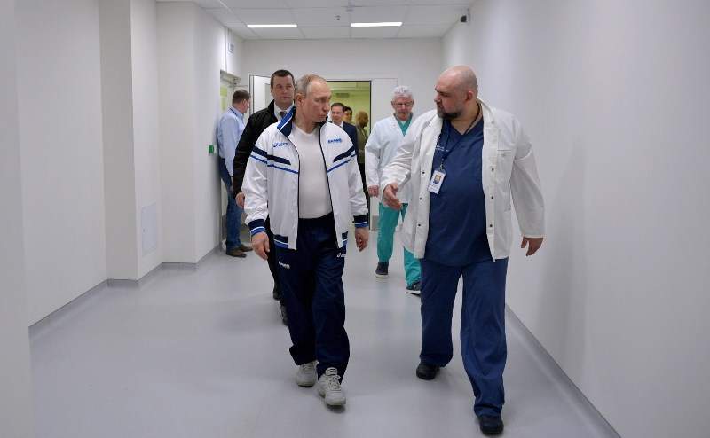 Індет жұқтырған дәрігер Путинмен бірге жүрген
