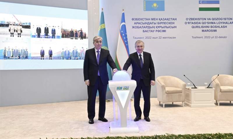 Тоқаев пен Мирзиёев бірлескен нысандардың құрылысын салтанатты бастау рәсіміне қатысты