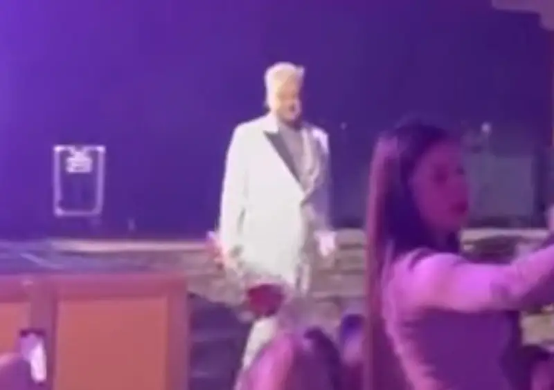 Киркоров Алматыдағы концертінде көрерменді қолындағы гүлімен ұрып жіберді (видео)