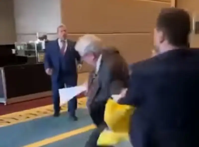 Украина депутатының қолындағы жалауды жұлып алған ресейлік өкіл таяқ жеді