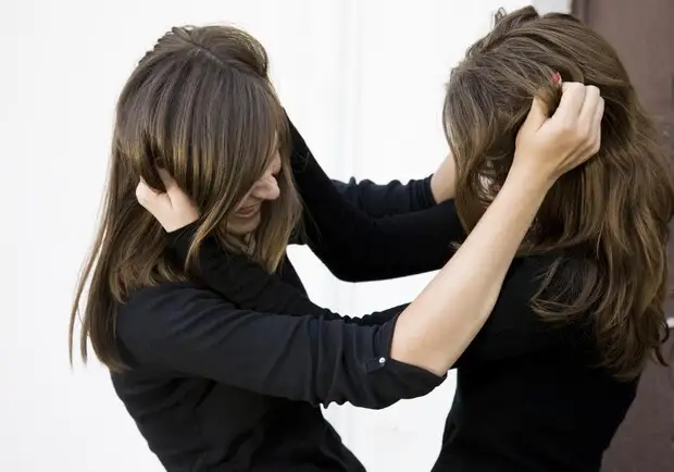 Көкшетауда екі әйел жұлысып, дүкенді қиратты