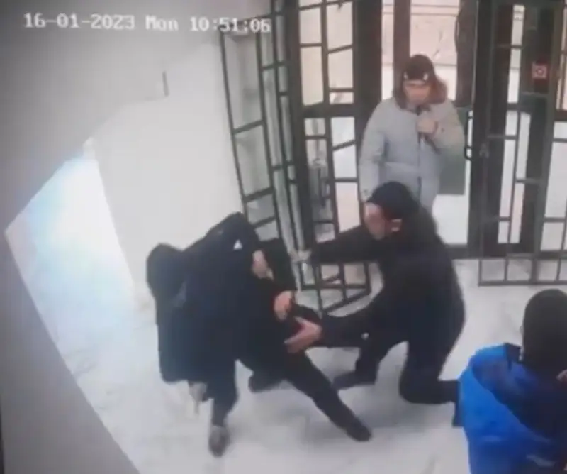 Ақтауда банкке пышақпен кірген ер адамның видеосы тарады