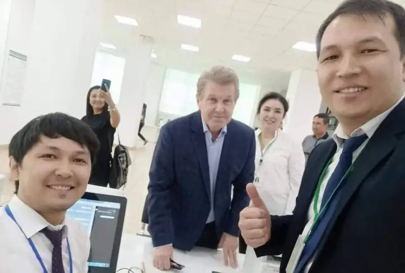 Танымал әнші Лев Лещенко Алматыдағы халыққа қызмет көрсету орталығынан ЖСН алды