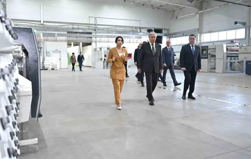 Мемлекет басшысы пластмасса бұйымдарын шығаратын зауытқа барды