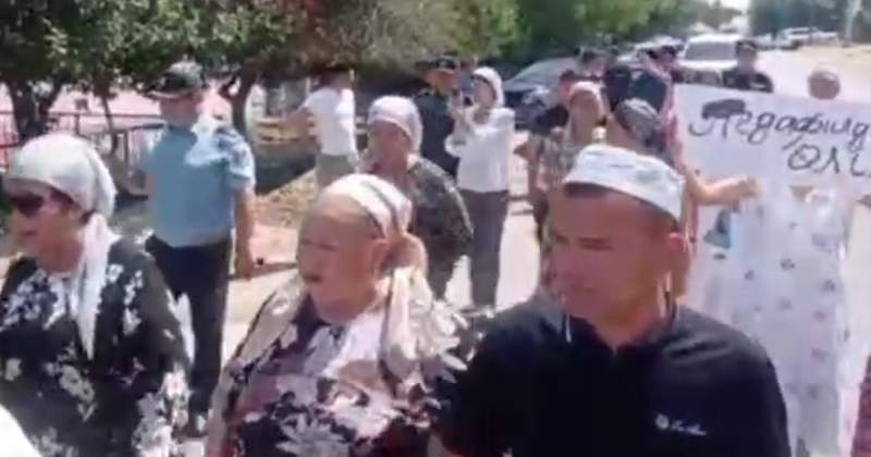 Бес жасар қыздың өлімі: Сарыағашта әйелдер педофилияға қарсы ереуілге шықты