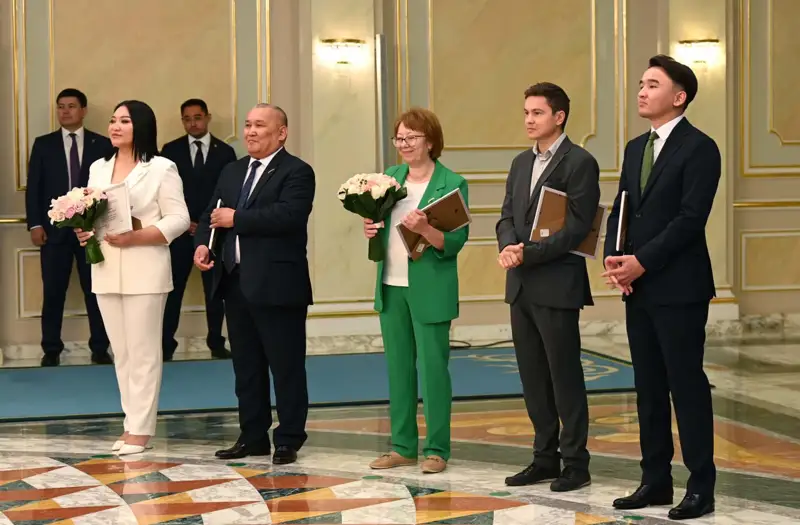 Президент бұқаралық ақпарат құралдары саласындағы журналистерге сыйлықтар мен гранттар тапсырды