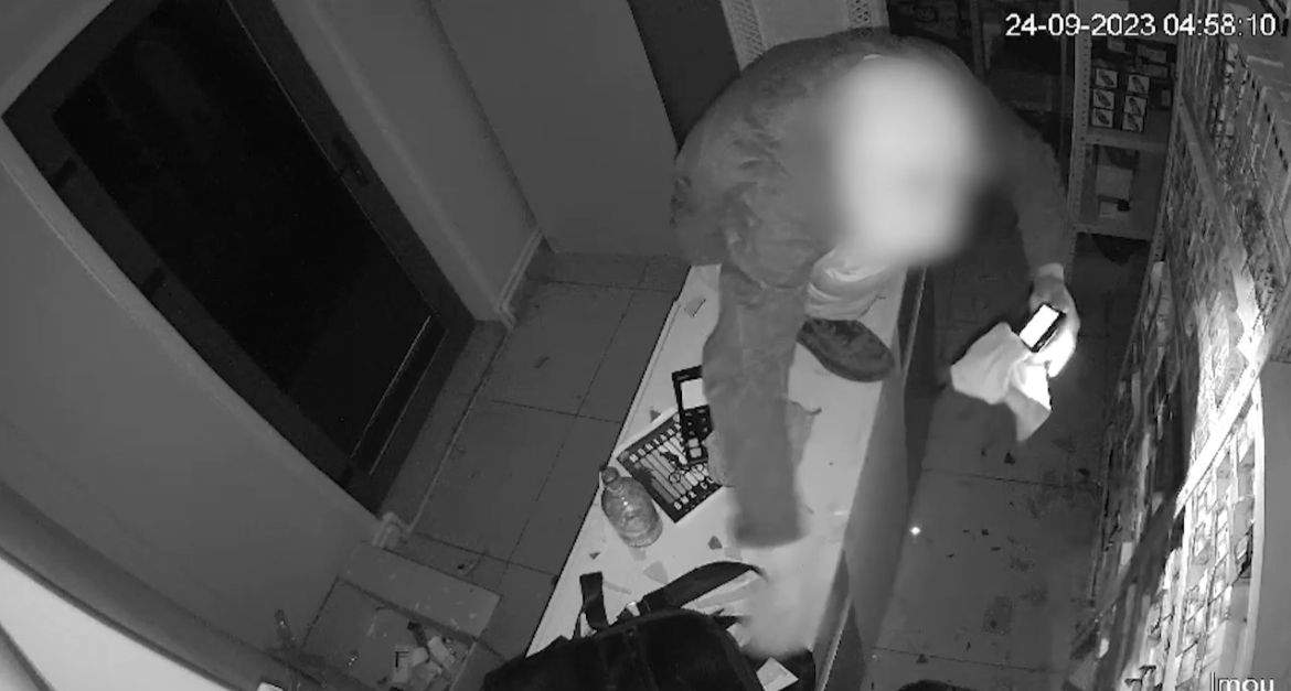 Көкшетауда дүкеннің терезесін бұзып кірген ұры бейнебақылау камераларына түсіп қалды