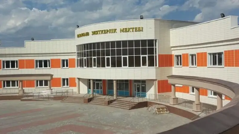 Алматыда Назарбаев мектебіне тест тапсыруға келген оқушылардың ата-аналары шу шығарды