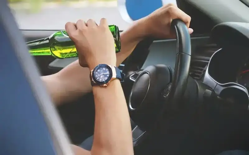 ШҚО-да әкімдік жүргізушісі мас күйде көлік тізгіндеп, жарық бағанасына соғылды