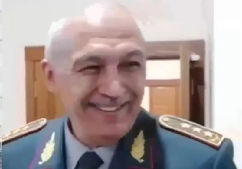 «Өмір деген – жизнь»: Қорғаныс министрі әскердегі әлімжеттікке қатысты пікір білдірді