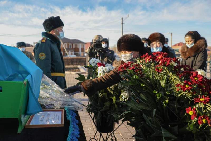 Атыраулық жауынгердің сүйегі туған жерге 80 жылдан кейін жеткізілді