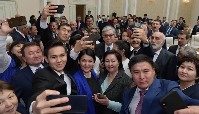 Тоқаев жастар мәселесіне көңіл аударды