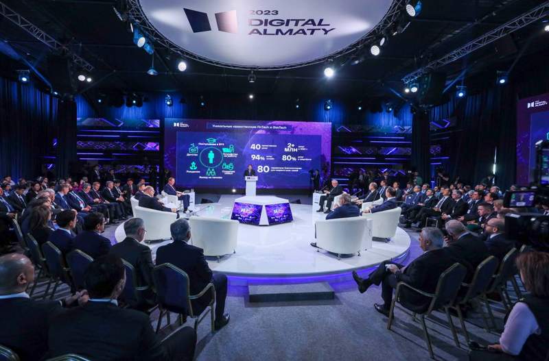 Digital Almaty бесінші форумы шеңберінде өткен «Жаңа болмыстағы цифрлық әріптестік» пленарлық сессиясы өтіп жатыр