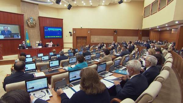 Депутаттар онлайн оқытуды сынға алды