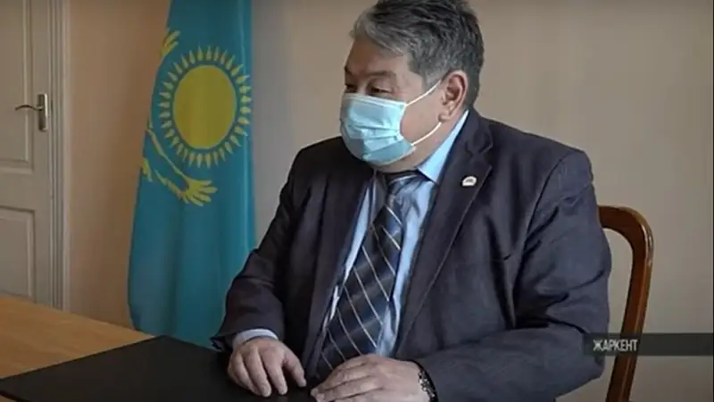 Жаркент әкімі дөрекі жауаптары үшін қатаң сөгіс алды