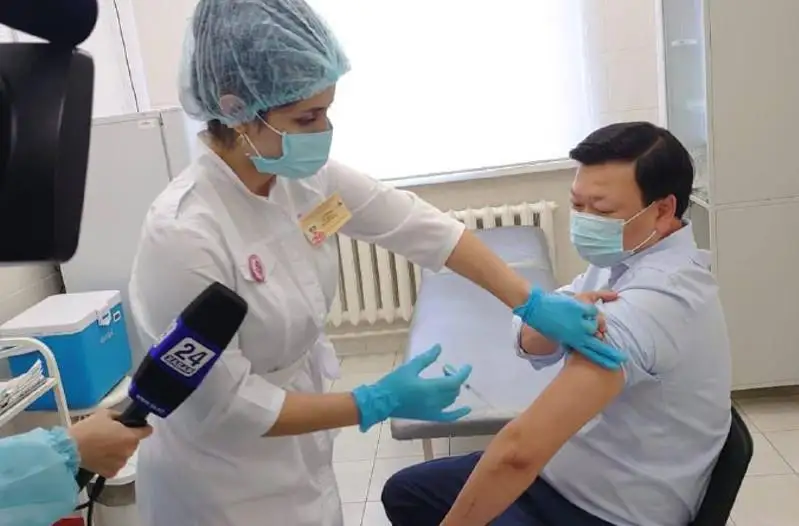 Алексей Цой алғашқылардың бірі болып QazVac вакцинасын салдырды