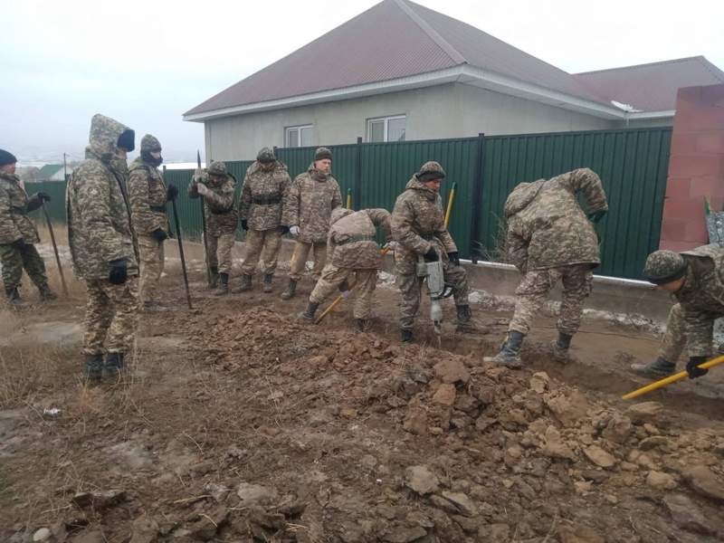 Ұзынағаш ауылында арықтардың тазартылмауынан аулаларды су басты
