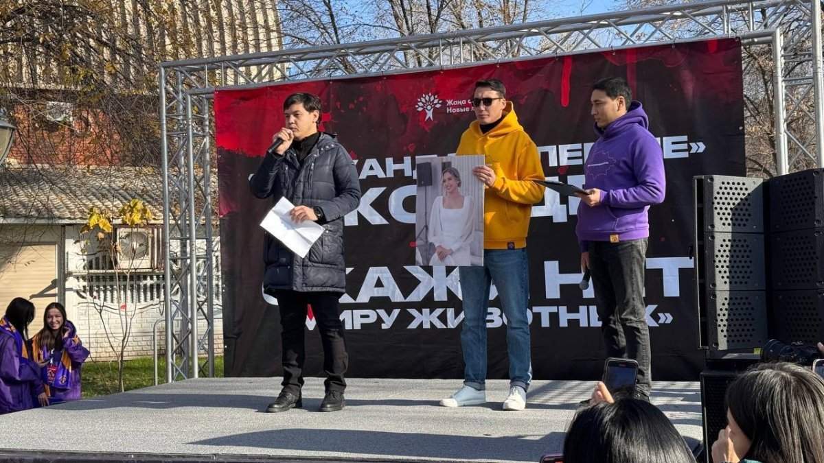 Салтанат Нүкенованың ағасы Алматыдағы митингте сөз сөйледі