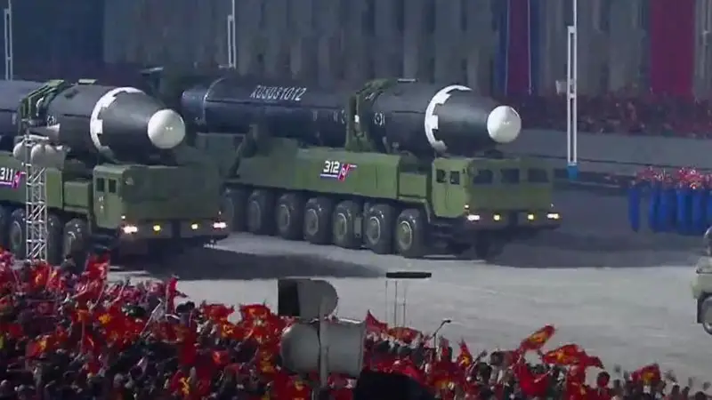 Солтүстік Кореяда әскери парад өтті