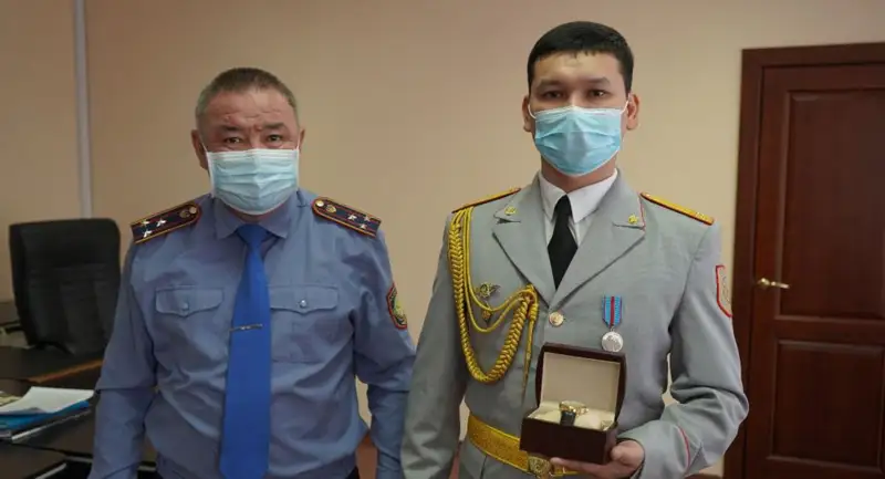 Боранда жүргізушілерге жол көрсеткен полицей марапатталды