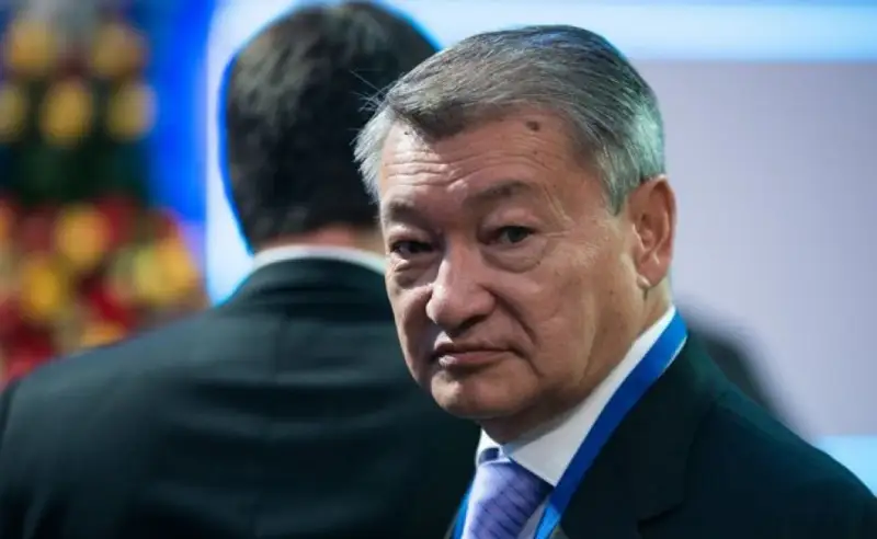 Ахметов «Ұлы дала алтынын» арқалап, Англияға кетті...