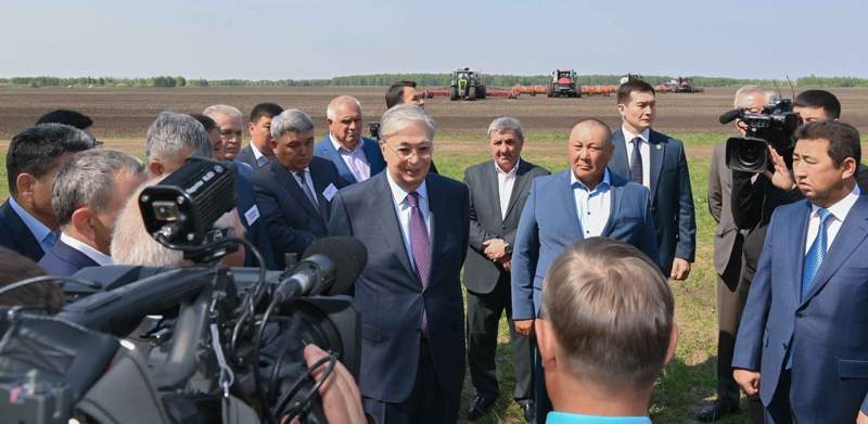 Тоқаев егіс науқанымен танысу үшін «Дайындық Агро» ЖШС-ға қарасты егістік алқабын аралап көрді