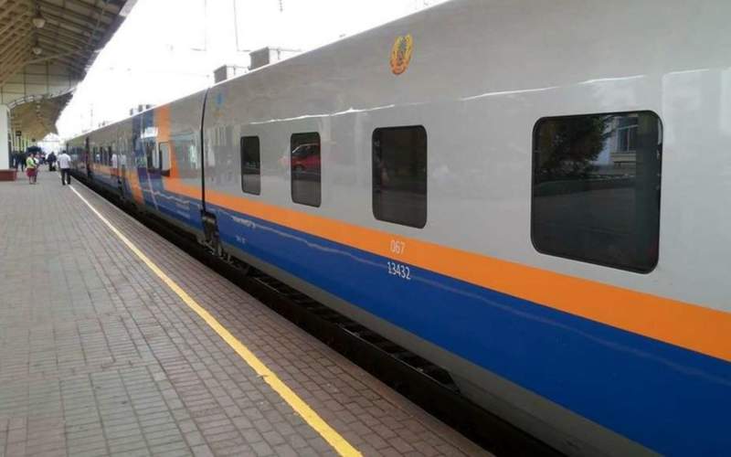 Павлодар облысында селфи жасамақ болған қыз вагон үстінде тоққа түсті