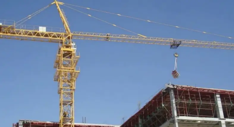 Астанада кран құлап, бір адам ауруханаға жеткізілді