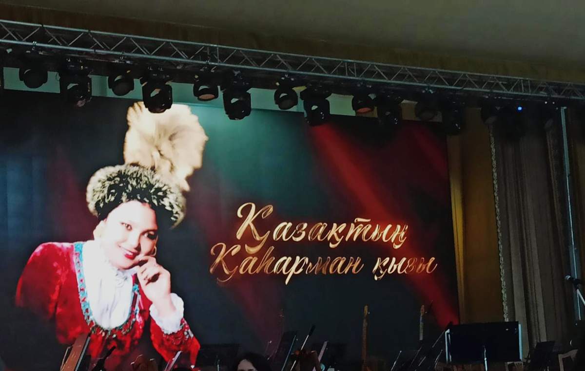 «Концертте жұрт тамақ жеп отырды». Көрермендердің бірі концерттен кейіп қайтқанын айтады