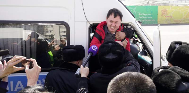 Алматыда митингке шыққан белсенділер ұсталды (фото)