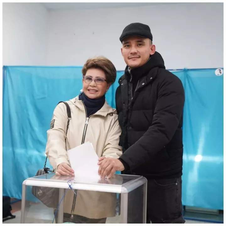 Роза Рымбаева ұлы Әлимен бірге дауыс берді 
